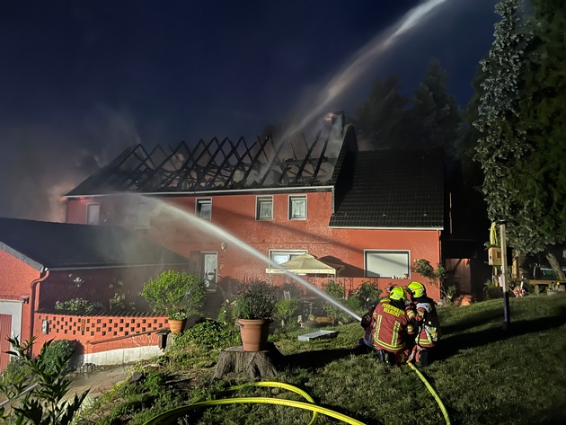 FW-Velbert: Dachstuhlbrand fordert die Feuerwehr