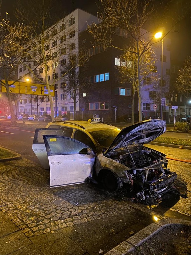 FW-DO: Fahrer und Fahrgast flüchten aus brennendem Taxi