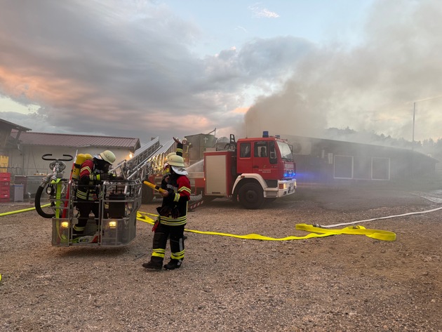 FW Überlingen: Großeinsatz / Dachstuhlbrand auf Landwirtschaftlichem Anwesen im Überlinger Teilort Bambergen auf dem Gut Neuhof / Feuer schnell unter Kontrolle