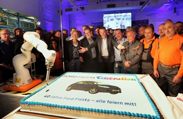 Ford-Werke GmbH: Zur "Fiesta" eine Jubiläumstorte: Mitarbeiter und Werkleitung feiern 40. Geburtstag des in Köln produzierten Kleinwagens