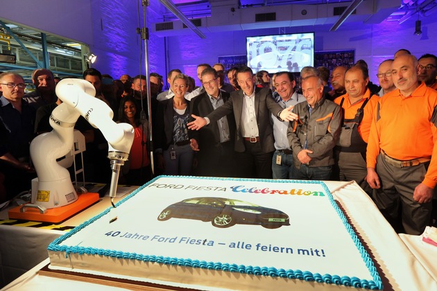 Zur &quot;Fiesta&quot; eine Jubiläumstorte: Mitarbeiter und Werkleitung feiern 40. Geburtstag des in Köln produzierten Kleinwagens