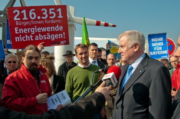 Campact-Aktive im Aktions-Marathon:&quot;Energiewende nicht deckeln&quot; / Serie von Protestaktionen / Großdemos in sieben Landeshauptstädten am 22. März (FOTO)