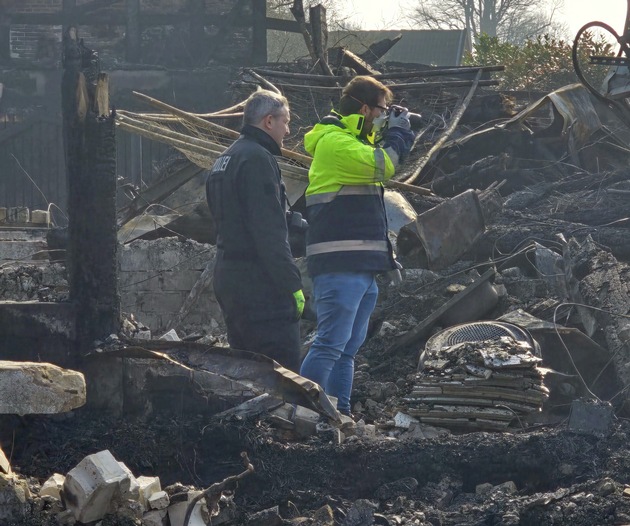 POL-STD: Großbrand vernichtet drei Gebäude in Dollern - Brandursache kann nicht zweifelsfrei geklärt werden