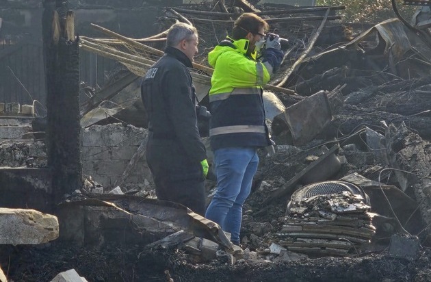 POL-STD: Großbrand vernichtet drei Gebäude in Dollern - Brandursache kann nicht zweifelsfrei geklärt werden