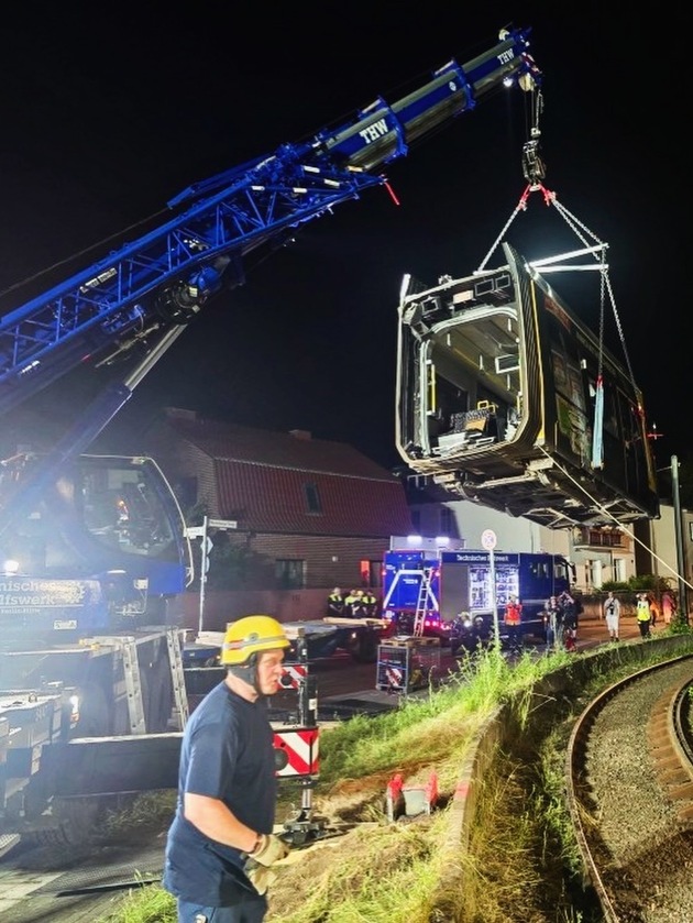 THW LVBEBBST: Rund 50 THW-Kr&auml;fte beim Stra&szlig;enbahnunfall in Berlin-Lichtenberg im Einsatz