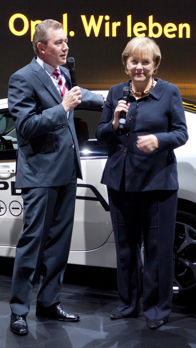 Bundeskanzlerin im Opel Ampera / Angela Merkel im Gespräch mit Karl-Friedrich Stracke am Opel-Stand auf der IAA (mit Bild)