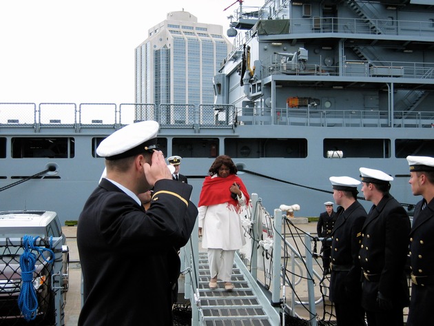 Deutsche Marine - Pressemeldung: Vertreterin der Queen besucht deutsche Marineschiffe in Halifax