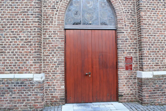 POL-VIE: Kirchentür durch Hakenkreuz beschädigt