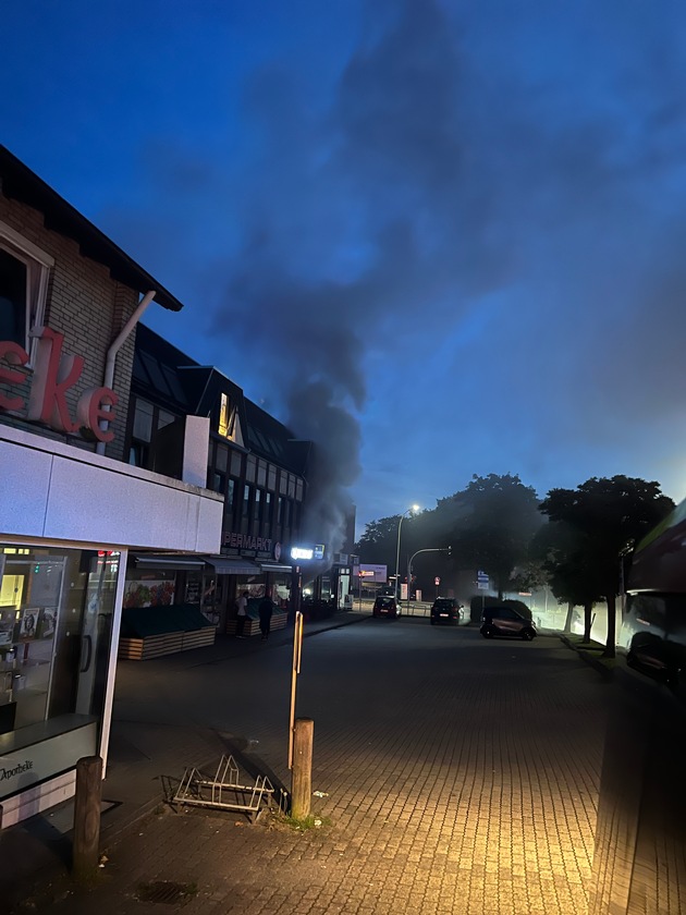 FW-PI: Feuer in einem Wohn- und Geschäftsgebäude am Schenefelder Platz