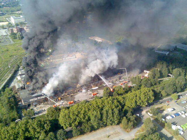 FW-E: Brand der ehemaligen KRUPP - Titan Hallen, auf dem Gelände von 
Thyssen-Krupp