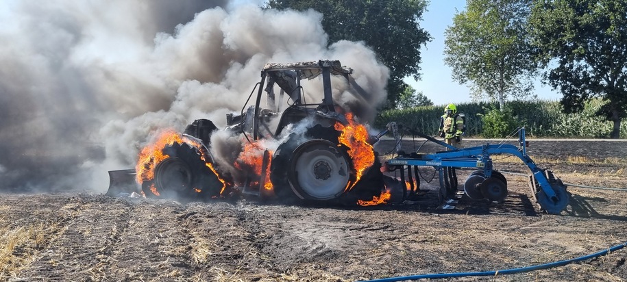 FW-OLL: Flächenbrand nach Traktorbrand