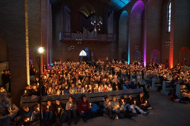 Friedenslicht aus Bethlehem in Dortmund ausgesendet – „Ein Funke Mut“ leuchtet in die Region