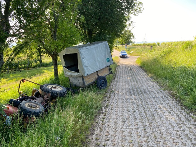 POL-PDLD: Traktorgespann entwendet und zwei Unfälle verursacht - Jugendliche Täter flüchten
