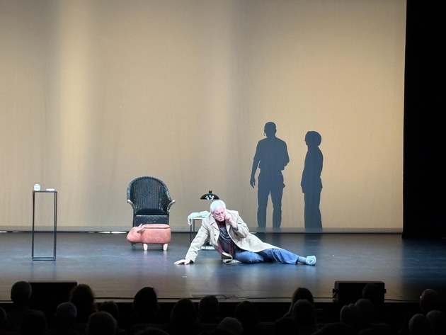 POL-EL: Lingen - Theaterstück &quot;Leg einfach auf!&quot; sensibilisiert hunderte Besucher für Betrugsmaschen am Telefon