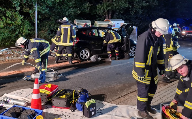 FW-RD: Auto fährt in Glascontainer - Fahrer schwerverletzt