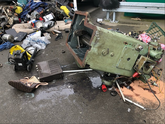 POL-WES: Schermbeck - Schrott lastet auf Laster - Polizei zieht LKW mit gefährlichem Schrott und Abfall aus dem Verkehr