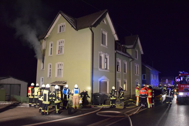 FW-OE: Verkehrsunfall und Brandeinsätze - Drei Einsätze innerhalb weniger Stunden sorgen für reichlich Arbeit der Feuerwehr Lennestadt