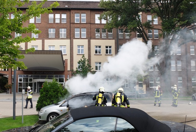 FW-GE: PKW Brand vor dem Krankenhaus Horst