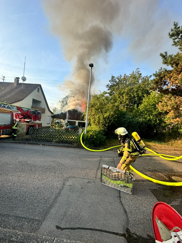 FW Gäufelden: Doppelgarage in Flammen: Großeinsatz in Öschelbronn