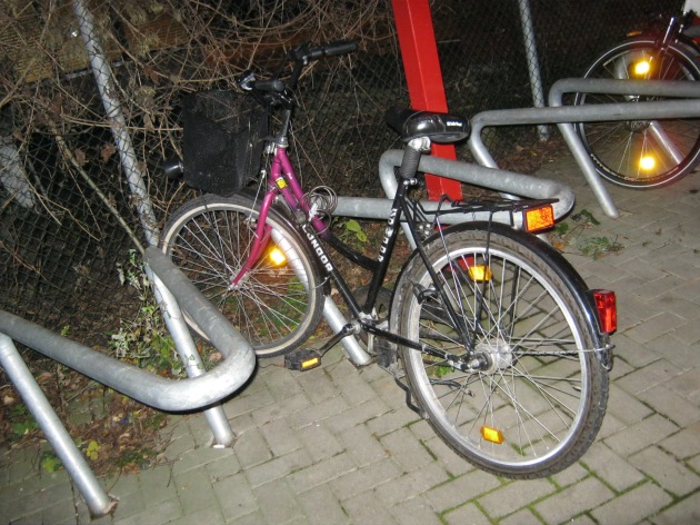 POL-HI: Ein Zeuge beobachtet Fahrraddieb auf frischer Tat und alarmiert Polizei. Wem gehören die Fahrräder ? Algermissen(fm).