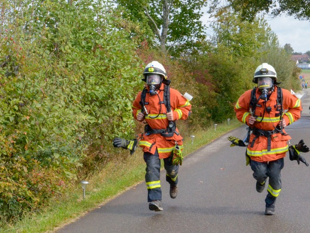 KFV-CW: Neubulacher Feuerwehrleute beteiligen sich an Sponsorenlauf bei der Neubulacher Zeltkirche.
Lauf mit Atemschutzgeräten absolviert.