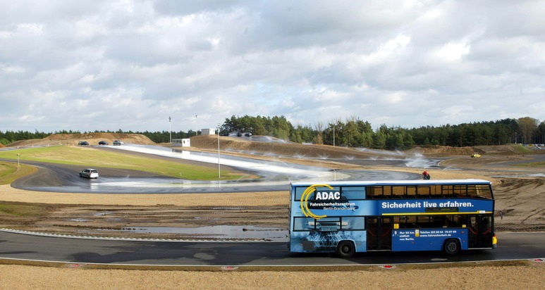 Fahrsicherheitszentrum Berlin-Brandenburg / ADAC eröffnet Europas modernste Trainingsanlage / Ausgefeilte Technik auf einer Fläche von 30 Fußballfeldern