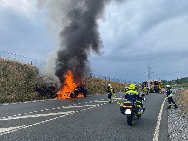 FF Olsberg: BMW brennt auf Autobahnzubringer bei Olsberg aus