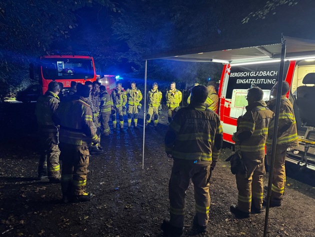 FW-GL: Person im Königsforst vermisst - Feuerwehr und Polizei mit großem Kräfteaufwand im Sucheinsatz