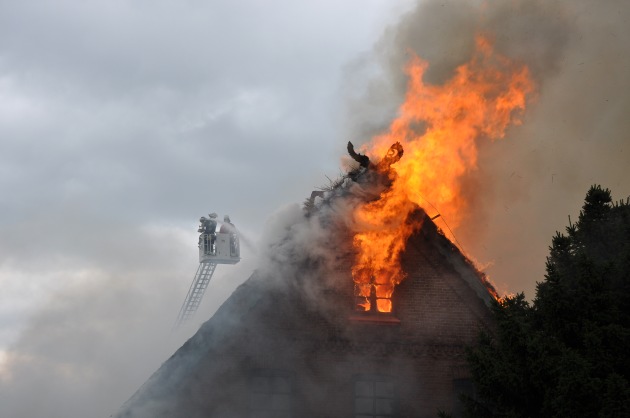 POL-WL: Feuer vernichtet Reetdachhaus