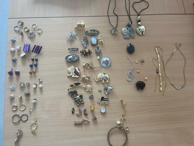 POL-NE: Neusser findet Schmuck unter Parkbank
