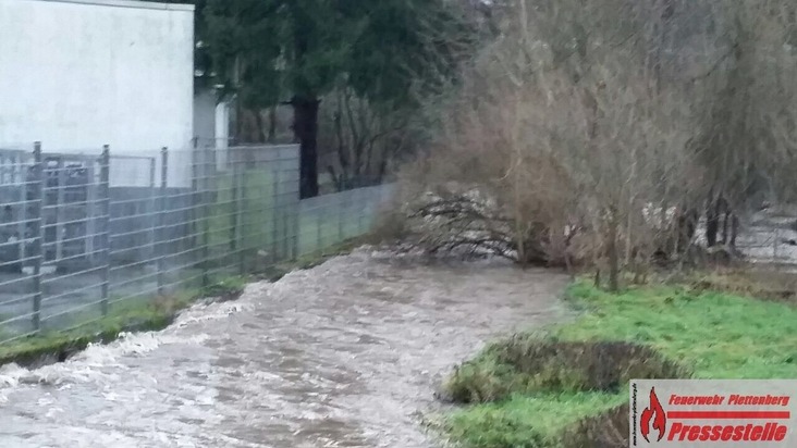 FW-PL: Plettenberger Feuerwehr rückte nach Stadtalarm bisher zu 24 unwetterbedingten Einsätzen aus.