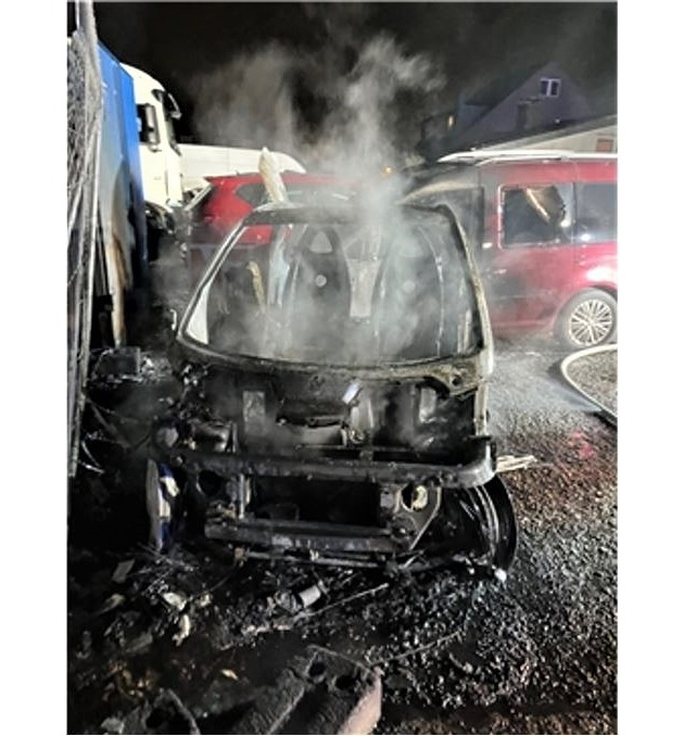 POL-ME: Technischer Defekt führt zum Brand dreier Fahrzeuge - Hilden - 2402052