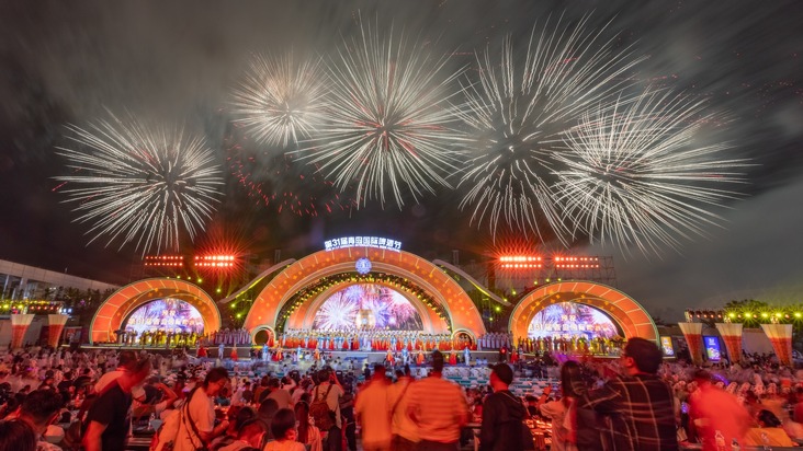 7 milioni di turisti cinesi e stranieri si uniscono al carnevale durante il Qingdao International Beer Festival con un valore del marchio di 36,8 miliardi