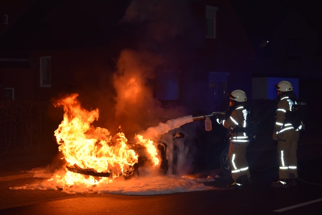 POL-STH: Brennender BMW auf der Vornhäger Straße