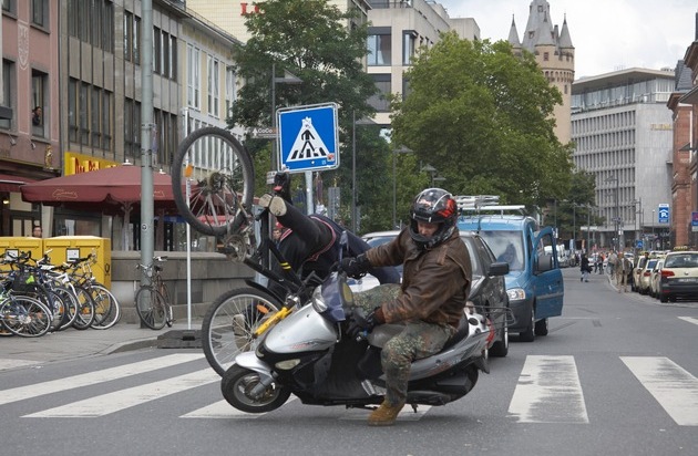 BG ETEM - Berufsgenossenschaft Energie Textil Elektro Medienerzeugnisse: Aufmerksamkeit darf man nicht teilen: Videoclip gegen Ablenkungen auf der Straße oder bei der Arbeit