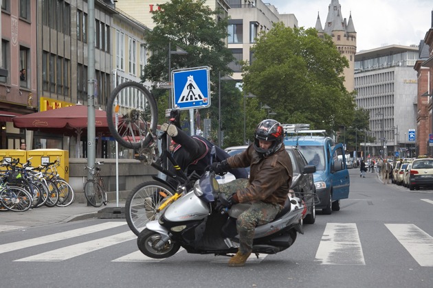 Aufmerksamkeit darf man nicht teilen: Videoclip gegen Ablenkungen auf der Straße oder bei der Arbeit