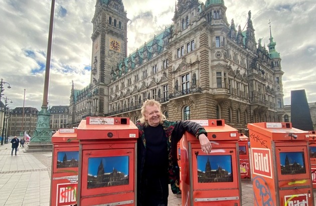 Kunst hilft geben für Arme und Wohnungslose in Köln e.V.: BENEFIZ-KUNST-Ausstellung zugunsten Obdachloser des Aktionskünstlers HA Schult / 50 "BILD-Boxen" zu je 1000 Euro helfen Sozialprojekt in Hamburger Rathauspassage