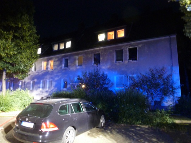 FW Dinslaken: Zimmerbrand Menschenleben in Gefahr auf der Koksstraße