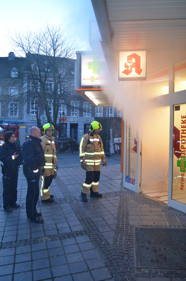 FW-Stolberg: Feuer 2 - starke Rauchentwicklung in einer Apotheke in der Stolberger Innenstadt