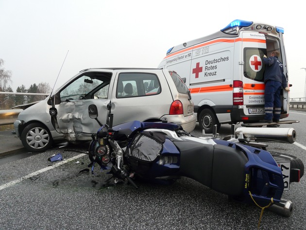 POL-WL: Handorf - Verkehrsunfall auf B 404 ++ Landkreis Harburg - Polizei führt Fahndungskontrollen durch ++ Neu Wulmstorf - Polizeibeamte stellen Schusswaffe sicher ++ und weitere Meldungen