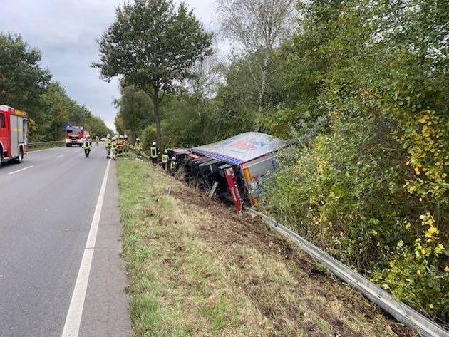POL-ROW: ++ Sattelzug auf B 75 verunfallt: Stundenlange Vollsperrung ++ Unfallflucht auf Parkplatz in Bremervörde: Polizei sucht Zeugen ++ Kind bei Verkehrsunfall in Rotenburg leicht verletzt ++