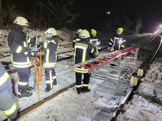 FF Olsberg: Zug wegen technischem Defekt in Olsberg evakuiert
