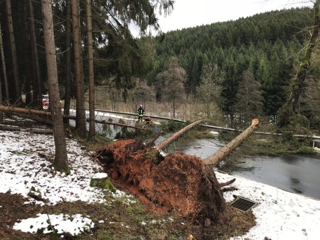 FW-OE: Extremwetterlage hält Feuerwehr Kirchhundem auf trapp