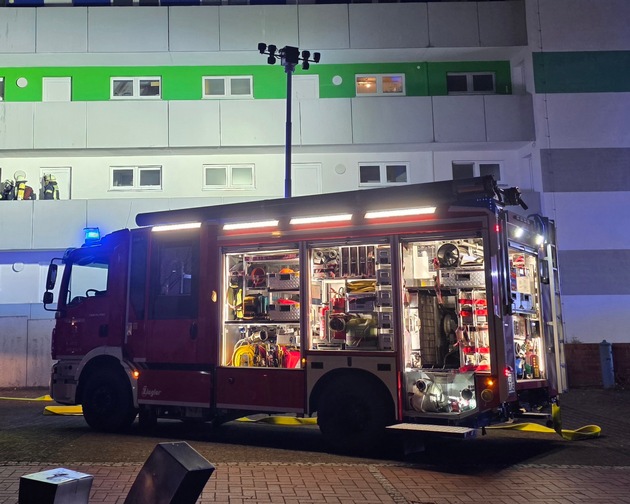 FW Celle: Balkon eines achtgeschossigen Wohngebäudes in Vollbrand - Mehrere Wohnungen verraucht!