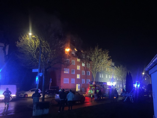 FW-DO: Wohnungsbrand in Huckarde - Flammen schlagen aus dem Fenster und greifen auf Fassade und Dach &uuml;ber