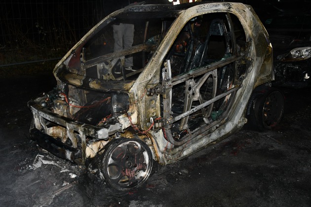 POL-ME: Smart abgebrannt, zwei weitere Autos erheblich beschädigt: Polizei ermittelt - Hilden - 2203061