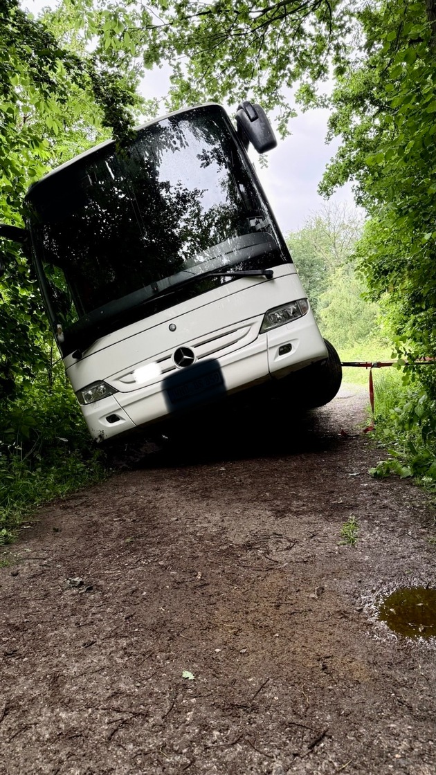 FW Ratingen: Linienbus auf Waldweg von Fahrbahn abgekommen