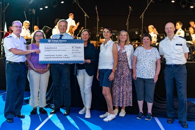 POL-HPE: Startschuss in Bad Vilbel - Staatssekretär Martin Rößler eröffnet Polizei Bistro auf dem 62. Hessentag