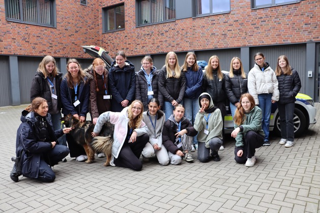 HZA-MS: Ein Tag mit einem Drogenspürhund, gefälschter Markenkleidung und ganz vielen Steuersätzen / Hauptzollamt Münster nimmt am Girls&#039; Day 2024 teil