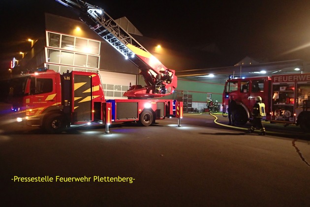 FW-PL: Härtebad brannte. Zwei Mitarbeiter vermisst. Übung der Feuerwehr im Industriegebiet